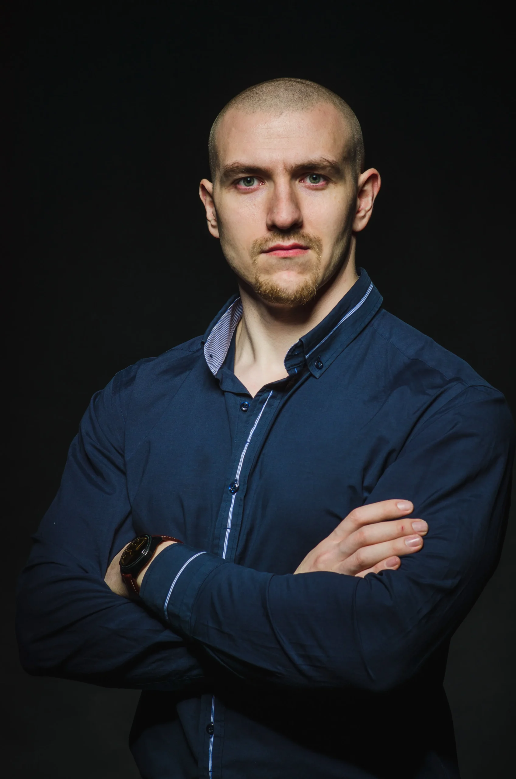 stylish-bald-young-man-stands-dark-background-category-business-finance
